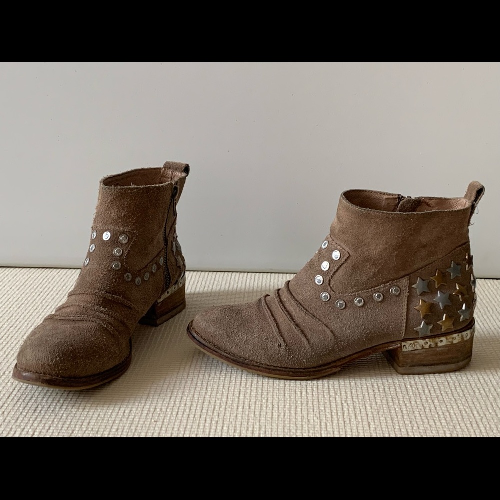 MIA LIMITED EDITION MARSHALL TAUPE SUEDE STUDDED ANKLE BOOTS, SIZE 7M